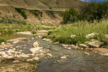 Köprü ve dolambaçlı dere kasabaya gidiyor Heskith Alberta Kanada
