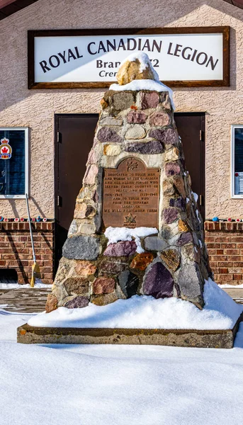 Kanada, Alberta, Cremona 'daki Kanada Kraliyet Lejyonunda Cenotaph.