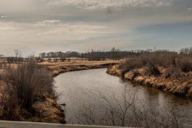 Medicine Nehri Evarts Alberta Kanada 'nın hemen dışında akar.