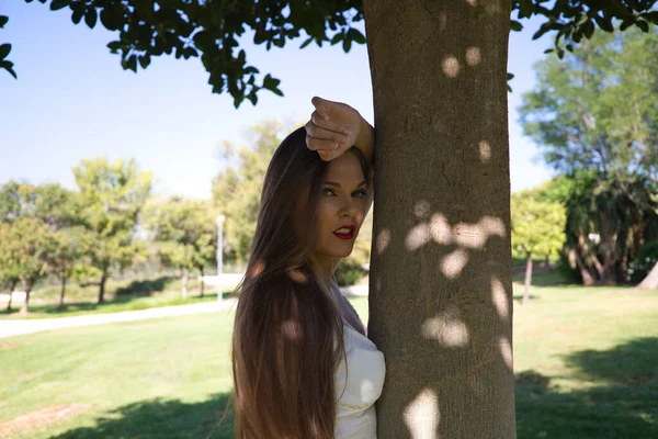 Genç Güzel Sarışın Mavi Gözlü Kadın Ağaca Yaslanıyor Kadın Farklı — Stok fotoğraf