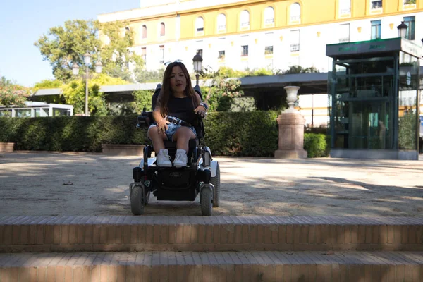 Jonge Gehandicapte Vrouw Een Rolstoel Met Beperkte Mobiliteit Stuit Een — Stockfoto