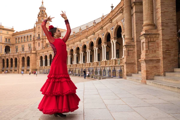 Hermosa Adolescente Bailando Flamenco Una Plaza Sevilla España Lleva Vestido —  Fotos de Stock