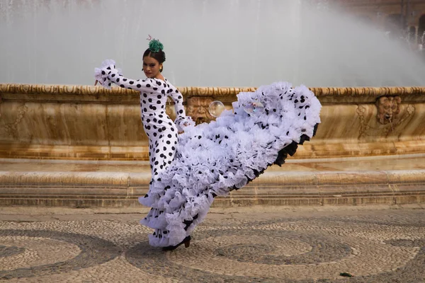 Flamenco Dancer Woman Teenage Brunette Beautiful Typical Spanish Dancer Dancing — Stockfoto