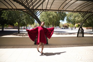 Genç ve güzel Afro-Amerikan kadın iş gezisinde farklı pozlarda poz veriyor..