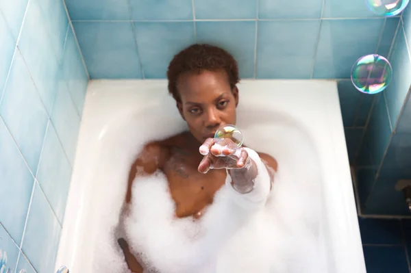 Joven Hermosa Mujer Afroamericana Toma Baño Burbujas Bañera Concepto Belleza —  Fotos de Stock