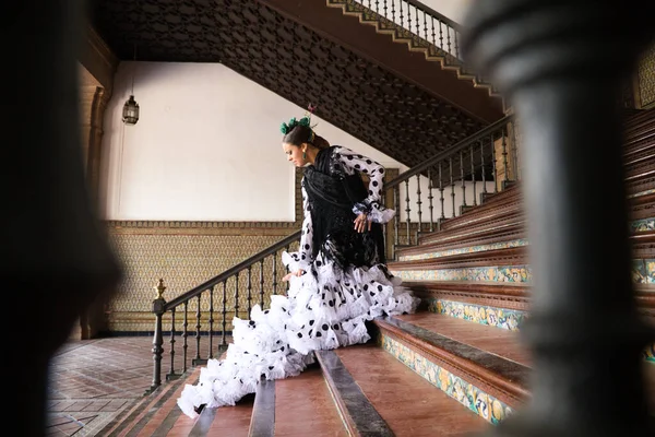 Bella Adolescente Che Balla Flamenco Con Abito Bianco Pois Neri — Foto Stock