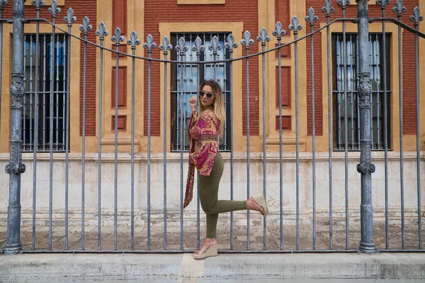 Genç Sarışın Güzel Kadın Tatilde Sevilla Ziyaret Ediyor Kadın Eğlenirken — Stok fotoğraf