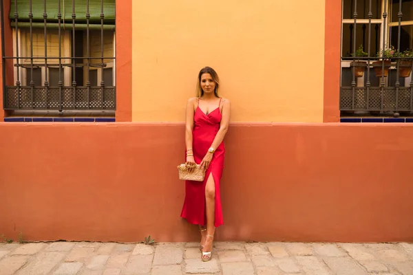 Kırmızı Ipek Elbiseli Genç Güzel Bir Kadın Elinde Pembe Bir — Stok fotoğraf