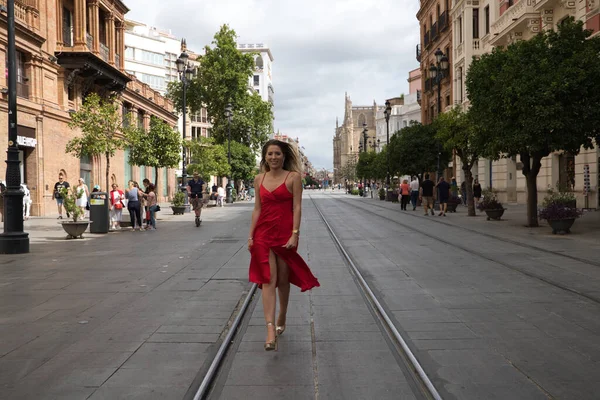 Kırmızı Ipek Elbiseli Güzel Bir Kadın Seville Bir Caddede Tramvay — Stok fotoğraf