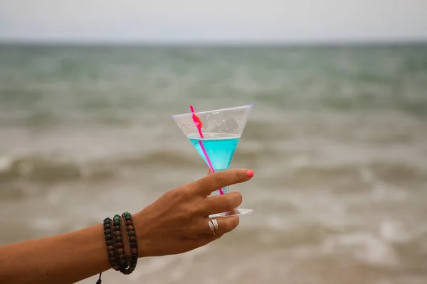 Dettaglio Mano Alzando Bicchiere Aria Con Una Bevanda Blu Sullo — Foto Stock