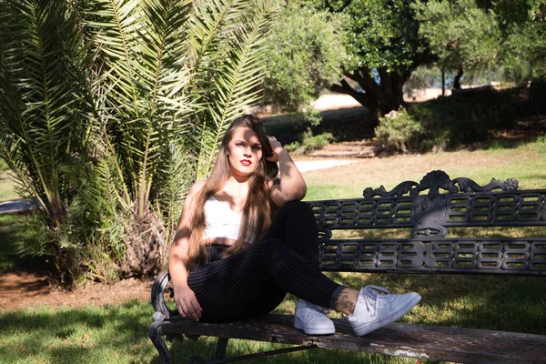 Gyönyörű Fiatal Szőke Hajjal Kék Szemekkel Parkban Pad Pózol Fotó — Stock Fotó