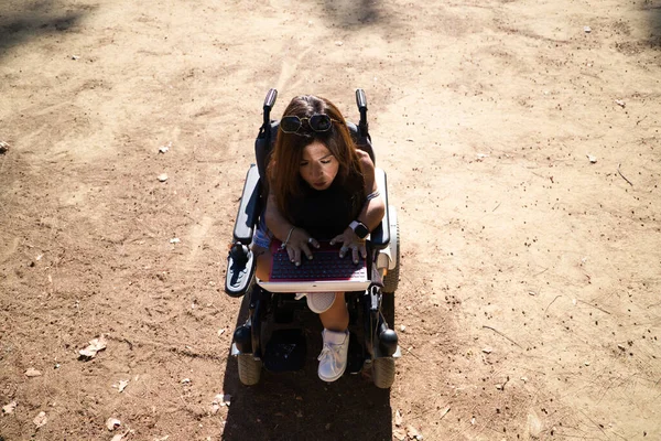 Jonge Gehandicapte Vrouw Rolstoel Beperkte Mobiliteit Met Haar Laptop Computer — Stockfoto