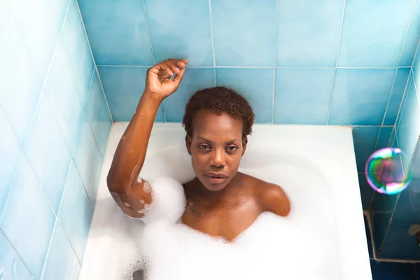 Jonge Mooie Afro Amerikaanse Vrouw Neemt Een Bubbelbad Badkuip Schoonheid — Stockfoto