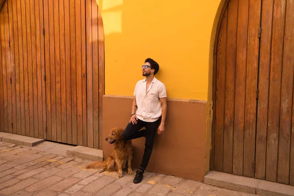 Young Latin Man His Brown Golden Retriever Dog Man Standing — Stock fotografie