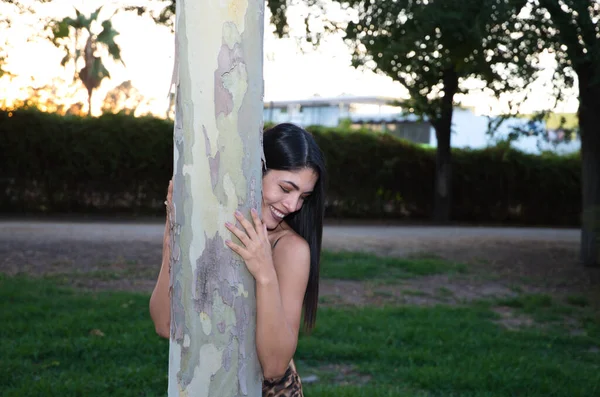 Hermosa Joven América Del Sur Abrazando Árbol Bosque Hora Dorada —  Fotos de Stock