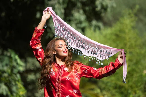 Красивая Марокканская Женщина Носит Традиционное Марокканское Красное Платье Золотой Серебряной — стоковое фото