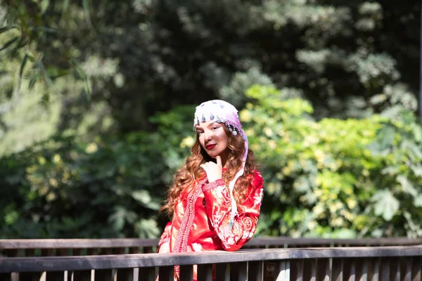 Piękna Marokańska Kobieta Nosi Tradycyjną Marokańską Sukienkę Kolorze Czerwonym Haftowane — Zdjęcie stockowe