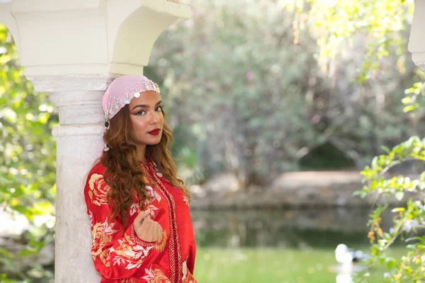 Uma Bela Mulher Marroquina Usa Vestido Tradicional Marroquino Vermelho Bordado — Fotografia de Stock