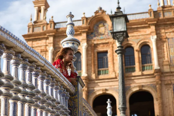 Una Hermosa Joven Lleva Vestido Rojo Tradicional Marroquí Con Bordados — Foto de Stock
