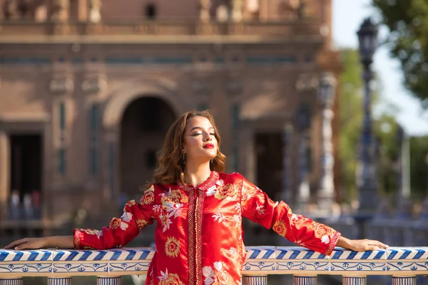 Красивая Молодая Женщина Носит Традиционное Марокканское Красное Платье Золотой Серебряной — стоковое фото