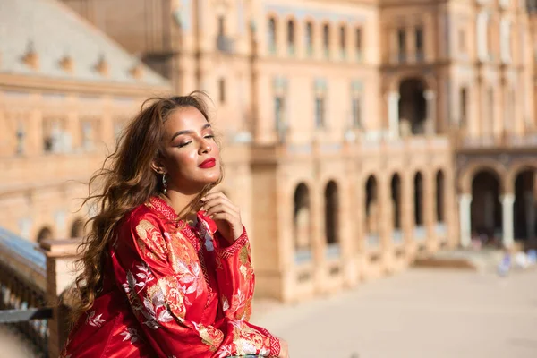 Piękna Młoda Kobieta Tradycyjnej Marokańskiej Czerwonej Sukience Złotem Srebrnym Haftem — Zdjęcie stockowe