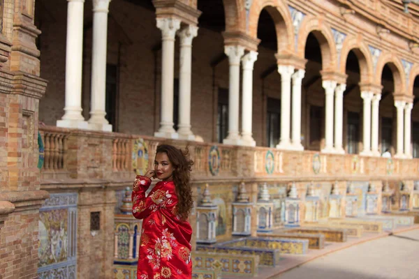 Uma Bela Jovem Mulher Vestindo Vestido Vermelho Marroquino Tradicional Com — Fotografia de Stock