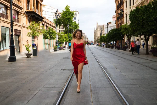 Büyük Bir Şehirde Tramvay Rayları Arasında Koşan Kırmızı Ipek Elbiseli — Stok fotoğraf