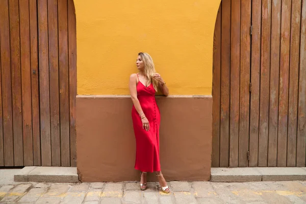 Genç Sarışın Kırmızı Elbiseli Güzel Kadın Seville Ziyaret Ediyor Kadın — Stok fotoğraf