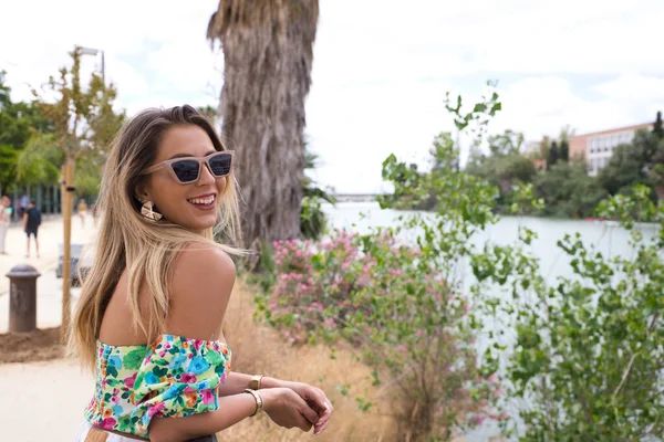 Pretty Young Blonde Woman Sunglasses Leaning Railing River Woman Looking — Stock Photo, Image