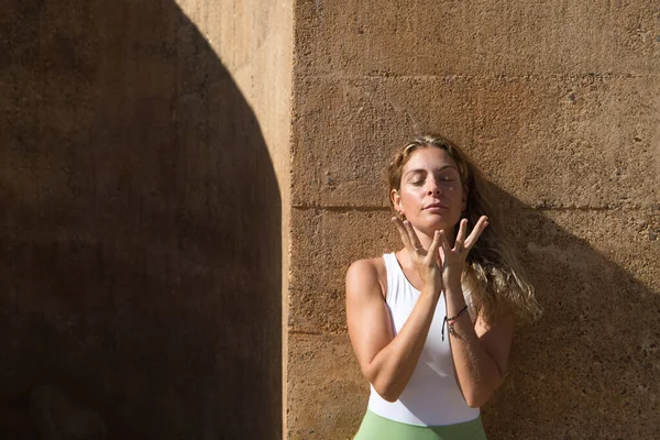 Bella Donna Mezza Età Che Yoga Strada Donna Esercizi Meditazione — Foto Stock