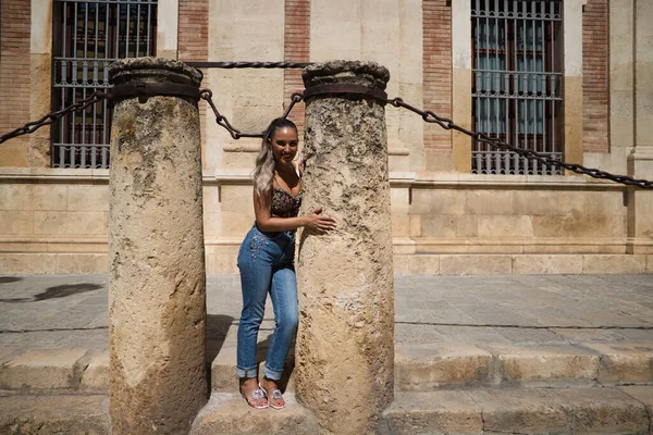 Ung Och Vacker Blond Spanska Kvinna Mellan Två Kolumner Katedralen — Stockfoto