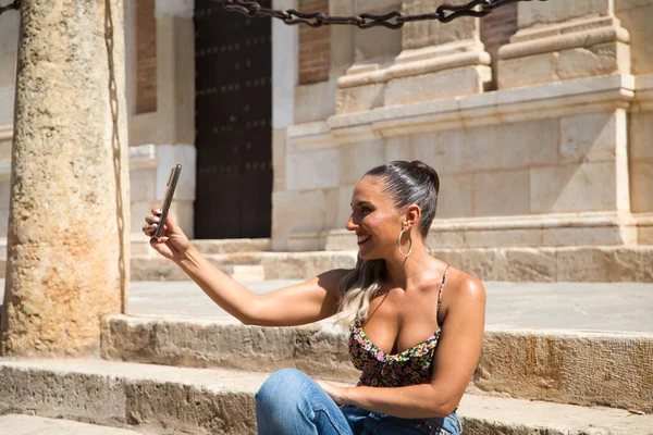 Çekici Güzel Sarışın Kadın Telefonuna Danışıp Selfie Çekerken Bir Anıtın — Stok fotoğraf