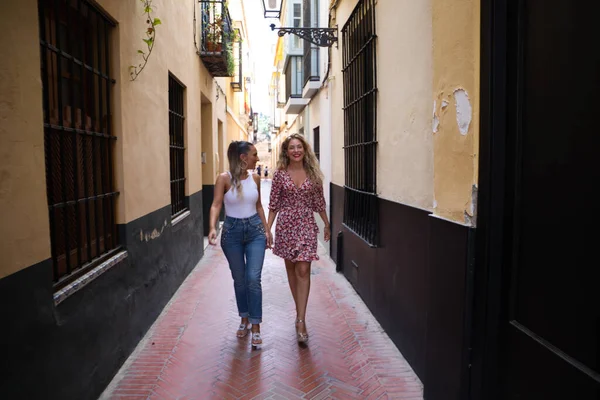 Duas Mulheres Bonitas Passeando Pelas Ruas Estreitas Sevilha Mulheres Estão — Fotografia de Stock