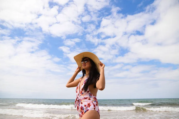 아름다운 해로부터 자신을 보호하기 모자를 해변에 포즈를 취합니다 여자는 낙원같은 — 스톡 사진