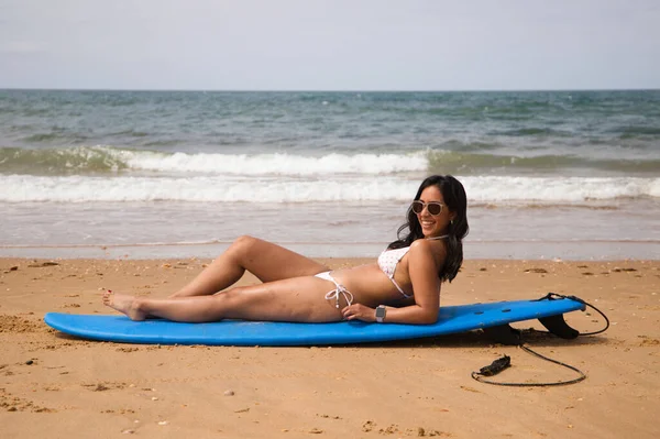 Beautiful Young Woman Lying Sunbathing Surfboard Shore Beach Woman Enjoying — Φωτογραφία Αρχείου