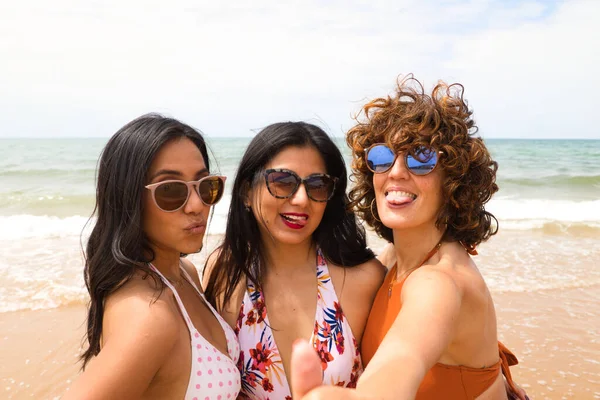 Three Beautiful Women Taking Selfie Beach Sea Background Women Holiday — Φωτογραφία Αρχείου