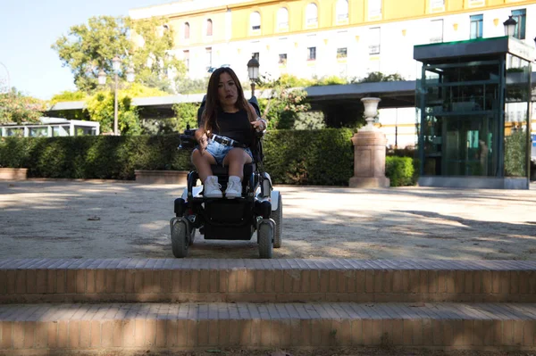 Młoda Niepełnosprawna Kobieta Wózku Inwalidzkim Ograniczonej Sprawności Ruchowej Napotyka Barierę — Zdjęcie stockowe
