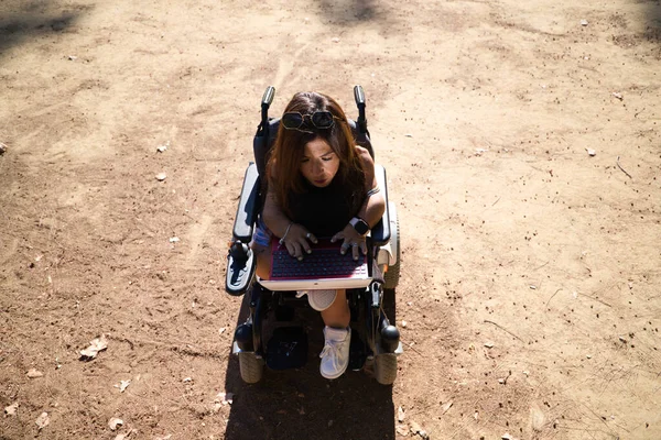 Jonge Gehandicapte Vrouw Rolstoel Beperkte Mobiliteit Met Haar Laptop Computer — Stockfoto