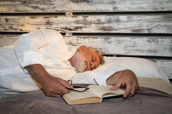 Senior Man Med Vitt Skägg Liggandes Sängen Och Sover Med — Stockfoto