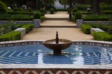 Sevilla 'da bir parkta Akdeniz tarzı bir çeşme. Çeşme sekizgen şeklinde..