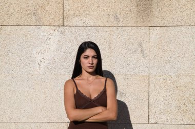 Gri arka planda şaşkınlık, öfke, mutluluk ve üzüntü ifadeleri kullanan genç ve güzel bir kadın. İfadeleri ve jestleri kavra.