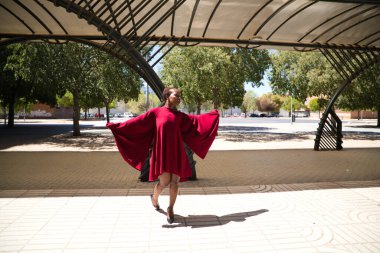 Genç ve güzel Afro-Amerikan kadın iş gezisinde farklı pozlarda poz veriyor..