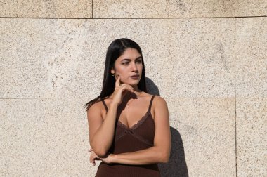 Gri arka planda şaşkınlık, öfke, mutluluk ve üzüntü ifadeleri kullanan genç ve güzel bir kadın. İfadeleri ve jestleri kavra.