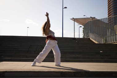 Latin kadın, genç ve güzel dans eden modern dansçı ve farklı ifadeler ve duruşlar sergiliyor. Konsept dansı, hip hop, dans, sanat, aksiyon, güzellik, gençlik sanatı.