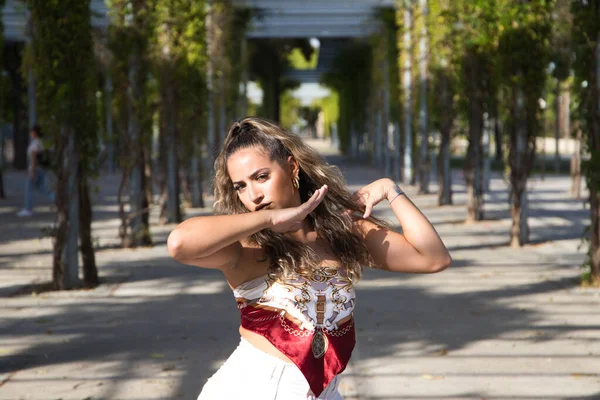 Latin kadın, genç ve güzel dans eden modern dans parktaki sokakta ve farklı ifadeler ve duruşlar sergiliyor. Konsept dansı, hip hop, dans, sanat, aksiyon, güzellik, gençlik sanatı.