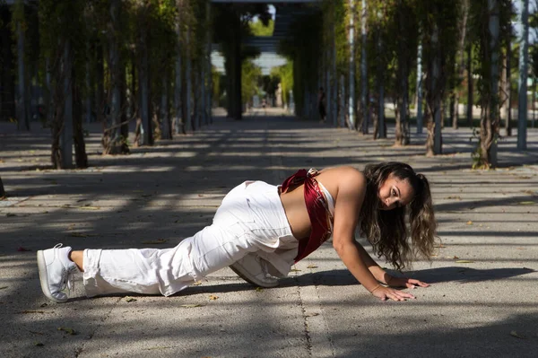 Latin kadın, genç ve güzel dans eden modern dans parktaki sokakta ve farklı ifadeler ve duruşlar sergiliyor. Konsept dansı, hip hop, dans, sanat, aksiyon, güzellik, gençlik sanatı.