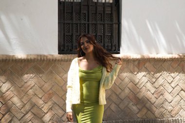 Genç ve güzel uzun saçlı kadın Seville 'de tatilde. Kadın şehri gezmekten ve dünyayı gezmekten zevk alıyor. - Öyle mi? Seyahat kavramı