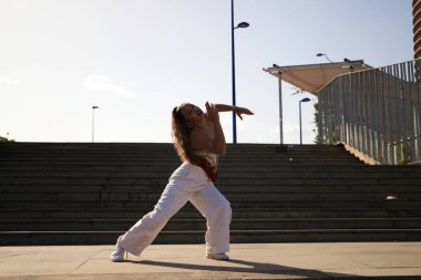 Latin kadın, genç ve güzel dans eden modern dansçı ve farklı ifadeler ve duruşlar sergiliyor. Konsept dansı, hip hop, dans, sanat, aksiyon, güzellik, gençlik sanatı.