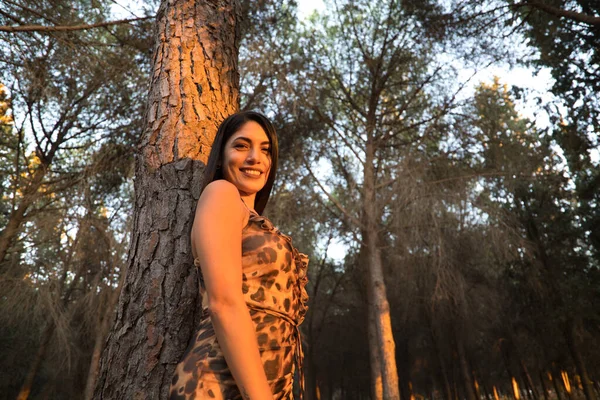 Vacker Ung Kvinna Från Sydamerika Lutar Sig Mot Ett Träd — Stockfoto