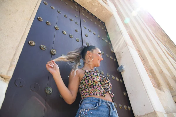 Mulher Espanhola Loira Muito Jovem Toca Seu Cabelo Enquanto Olha — Fotografia de Stock